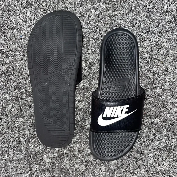 Black Nike slides - Picture 2 of 3